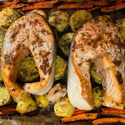 Кета запечёная с овощами