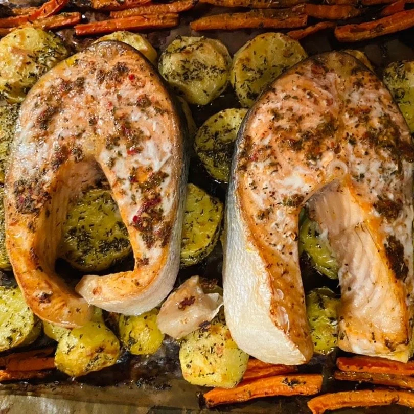 Кета запечёная с овощами